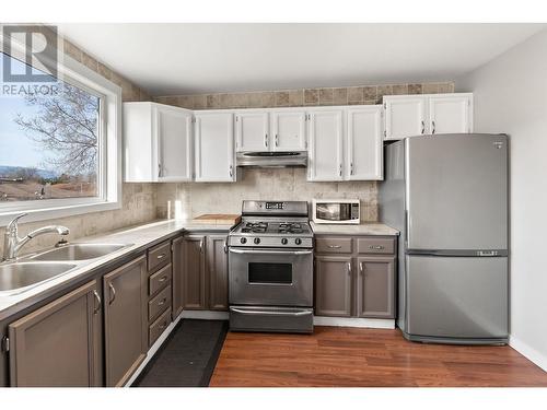 525 Leathead Road, Kelowna, BC - Indoor Photo Showing Kitchen With Double Sink