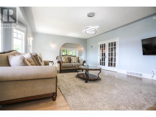 124 Mctavish Avenue, Kelowna, BC - Indoor Photo Showing Living Room