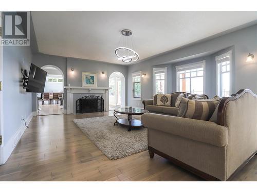 124 Mctavish Avenue, Kelowna, BC - Indoor Photo Showing Living Room With Fireplace