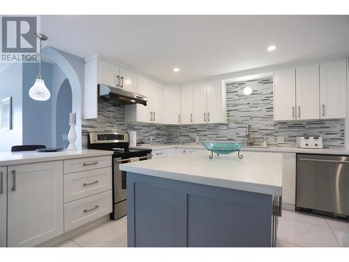 124 Mctavish Avenue, Kelowna, BC - Indoor Photo Showing Kitchen With Upgraded Kitchen