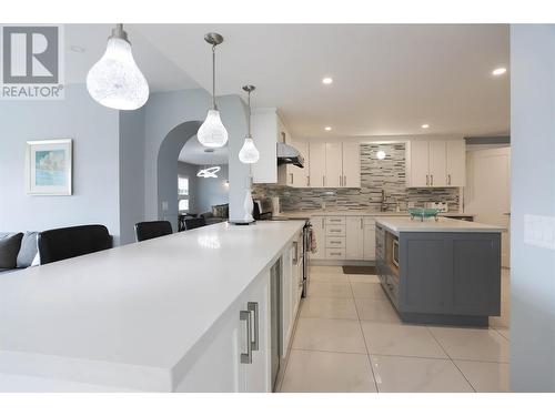 124 Mctavish Avenue, Kelowna, BC - Indoor Photo Showing Kitchen With Upgraded Kitchen