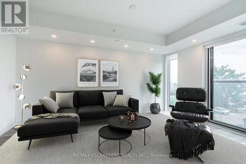 309 - 370 Martha Street, Burlington, ON - Indoor Photo Showing Living Room