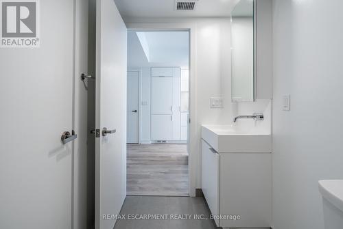 309 - 370 Martha Street, Burlington, ON - Indoor Photo Showing Bathroom