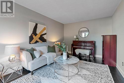 6484 Miller'S Grove, Mississauga, ON - Indoor Photo Showing Living Room