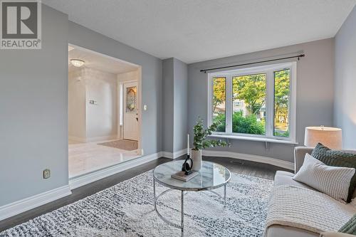 6484 Miller'S Grove, Mississauga, ON - Indoor Photo Showing Living Room