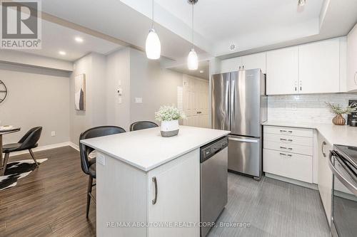 4-01 - 2420 Baronwood Drive, Oakville, ON - Indoor Photo Showing Kitchen With Stainless Steel Kitchen With Upgraded Kitchen