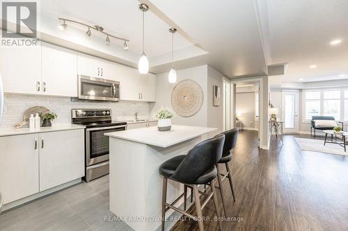 4-01 - 2420 Baronwood Drive, Oakville, ON - Indoor Photo Showing Kitchen With Stainless Steel Kitchen With Upgraded Kitchen