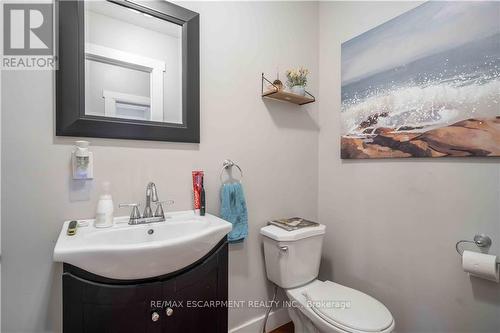 27 Shaw Street, Hamilton, ON - Indoor Photo Showing Bathroom