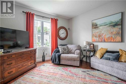 27 Shaw Street, Hamilton, ON - Indoor Photo Showing Living Room