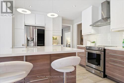 232 Nottingham Drive, Oakville, ON - Indoor Photo Showing Kitchen With Stainless Steel Kitchen With Upgraded Kitchen