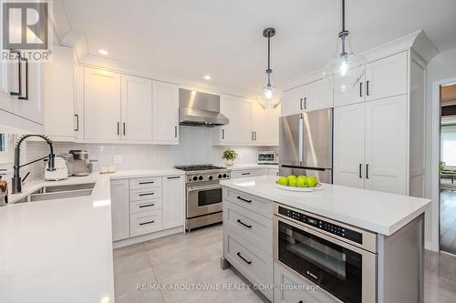 267 River Oaks Boulevard W, Oakville, ON - Indoor Photo Showing Kitchen With Double Sink With Upgraded Kitchen