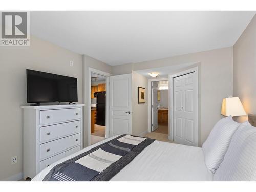 1089 Sunset Drive Unit# 114, Kelowna, BC - Indoor Photo Showing Bedroom