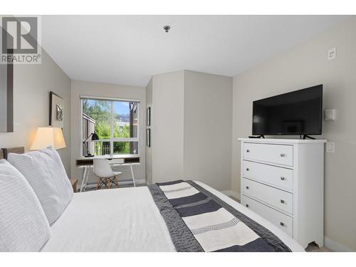 1089 Sunset Drive Unit# 114, Kelowna, BC - Indoor Photo Showing Bedroom