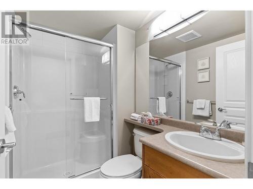 1089 Sunset Drive Unit# 114, Kelowna, BC - Indoor Photo Showing Bathroom