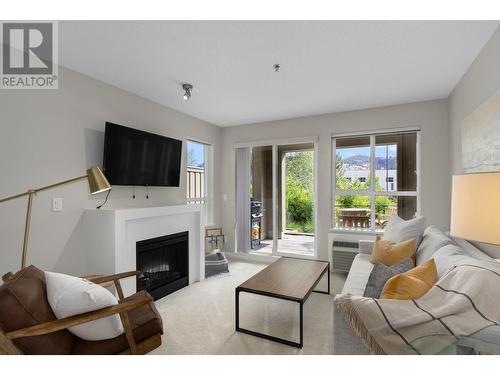 1089 Sunset Drive Unit# 114, Kelowna, BC - Indoor Photo Showing Living Room With Fireplace