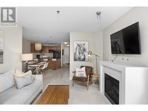 1089 Sunset Drive Unit# 114, Kelowna, BC - Indoor Photo Showing Living Room With Fireplace