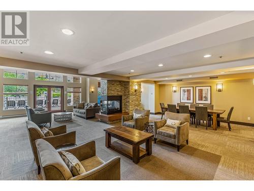 1089 Sunset Drive Unit# 114, Kelowna, BC - Indoor Photo Showing Living Room With Fireplace