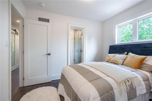 1017 Plains View Avenue, Burlington, ON - Indoor Photo Showing Bedroom