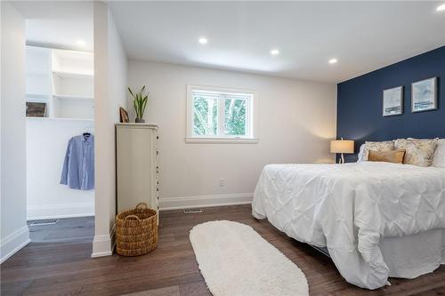 1017 Plains View Avenue, Burlington, ON - Indoor Photo Showing Bedroom