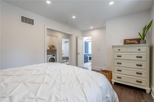 1017 Plains View Avenue, Burlington, ON - Indoor Photo Showing Bedroom