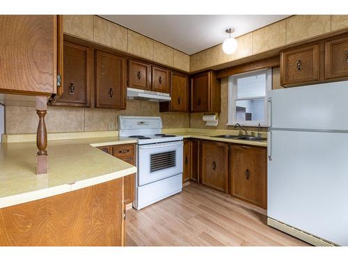 611 11Th Street S, Golden, BC - Indoor Photo Showing Kitchen With Double Sink