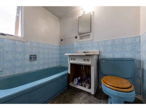 611 11Th Street S, Golden, BC - Indoor Photo Showing Bathroom