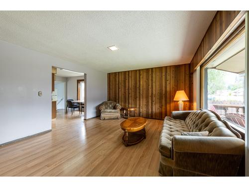 611 11Th Street S, Golden, BC - Indoor Photo Showing Living Room