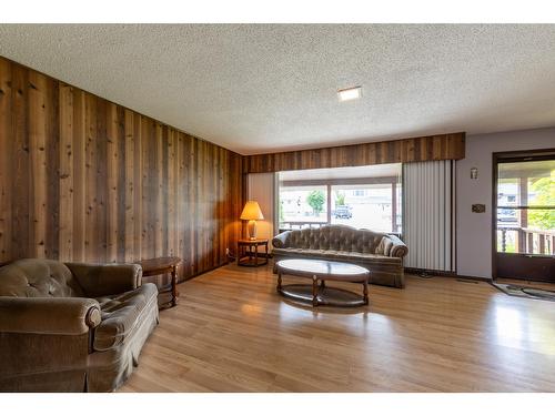 611 11Th Street S, Golden, BC - Indoor Photo Showing Living Room