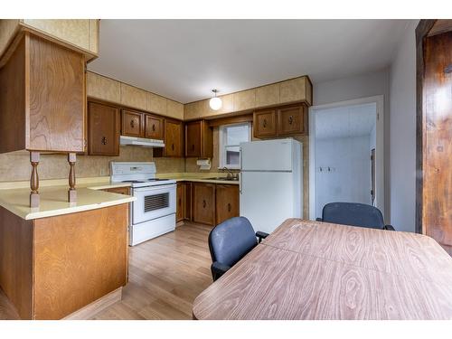 611 11Th Street S, Golden, BC - Indoor Photo Showing Kitchen