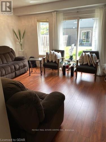 30 Revell Drive, Guelph (Hanlon Industrial), ON - Indoor Photo Showing Living Room