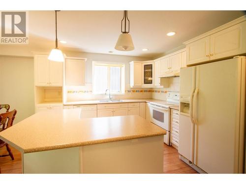 2365 Stillingfleet Road Unit# 327 Lot# 17, Kelowna, BC - Indoor Photo Showing Kitchen With Double Sink