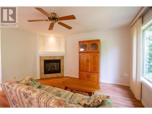 2365 Stillingfleet Road Unit# 327 Lot# 17, Kelowna, BC - Indoor Photo Showing Living Room With Fireplace