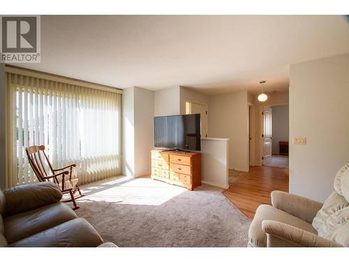 2365 Stillingfleet Road Unit# 327 Lot# 17, Kelowna, BC - Indoor Photo Showing Living Room