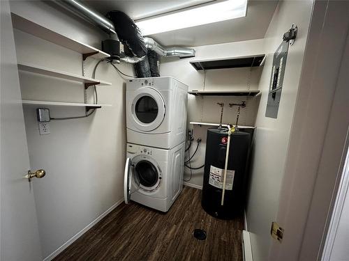 442 8Th Street, Brandon, MB - Indoor Photo Showing Bathroom