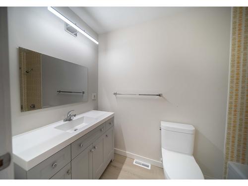 12 24Th Avenue S, Cranbrook, BC - Indoor Photo Showing Bathroom