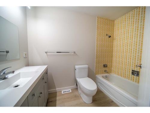 12 24Th Avenue S, Cranbrook, BC - Indoor Photo Showing Bathroom