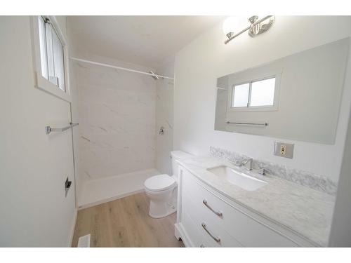 12 24Th Avenue S, Cranbrook, BC - Indoor Photo Showing Bathroom