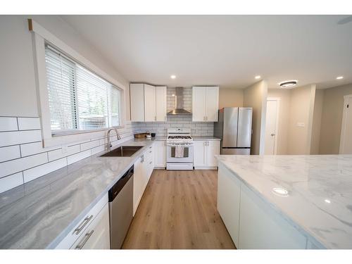 12 24Th Avenue S, Cranbrook, BC - Indoor Photo Showing Kitchen