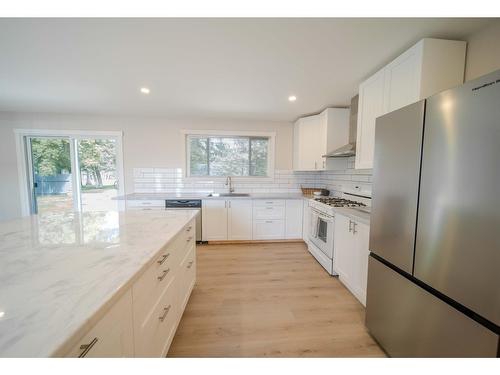 12 24Th Avenue S, Cranbrook, BC - Indoor Photo Showing Kitchen With Stainless Steel Kitchen