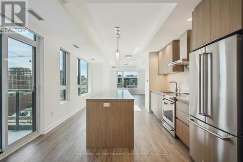 901 - 425 Wellington Street W, Toronto, ON - Indoor Photo Showing Kitchen With Upgraded Kitchen