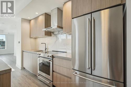 901 - 425 Wellington Street W, Toronto, ON - Indoor Photo Showing Kitchen With Upgraded Kitchen