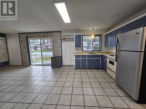 219 Cottonwood Crescent, Tumbler Ridge, BC - Indoor Photo Showing Kitchen