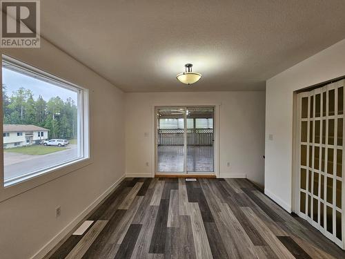 219 Cottonwood Crescent, Tumbler Ridge, BC - Indoor Photo Showing Kitchen With Double Sink