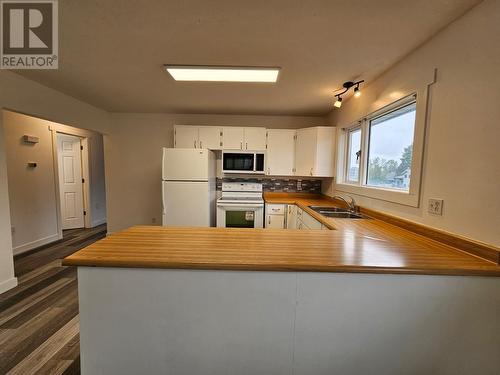 219 Cottonwood Crescent, Tumbler Ridge, BC - Indoor Photo Showing Kitchen With Double Sink