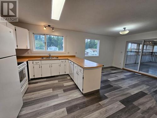 219 Cottonwood Crescent, Tumbler Ridge, BC - Indoor Photo Showing Kitchen With Double Sink