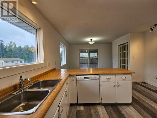 219 Cottonwood Crescent, Tumbler Ridge, BC - Indoor Photo Showing Kitchen With Double Sink