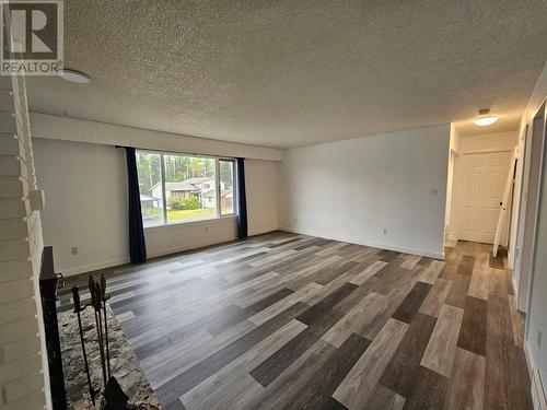 219 Cottonwood Crescent, Tumbler Ridge, BC - Indoor Photo Showing Kitchen With Double Sink