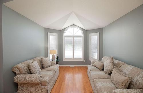 50 Phillipo Drive, Hamilton, ON - Indoor Photo Showing Living Room