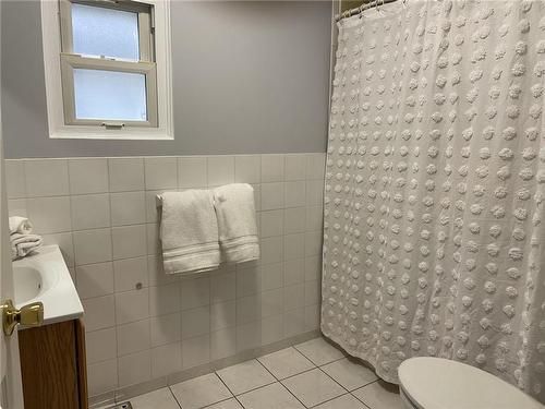 515 Mary Street, Hamilton, ON - Indoor Photo Showing Bathroom