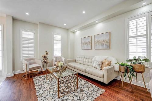 5458 Tasha Drive, Mississauga, ON - Indoor Photo Showing Living Room